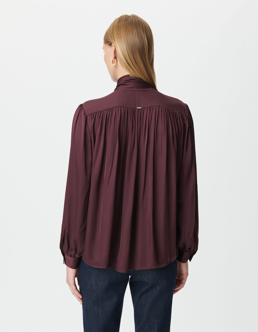 damenhemd aus burgunderrotem satin mit krawatte