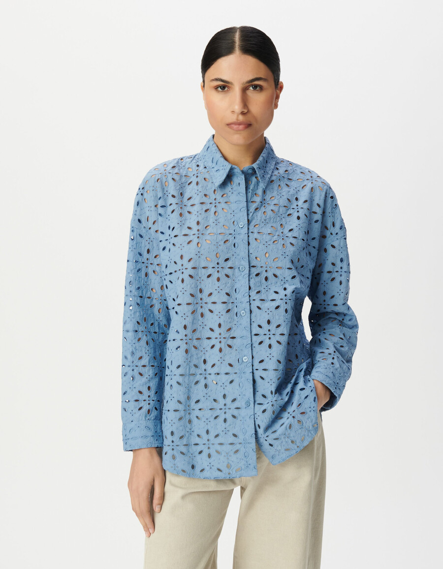 damen-langarmshirt mit blauer lochstickerei