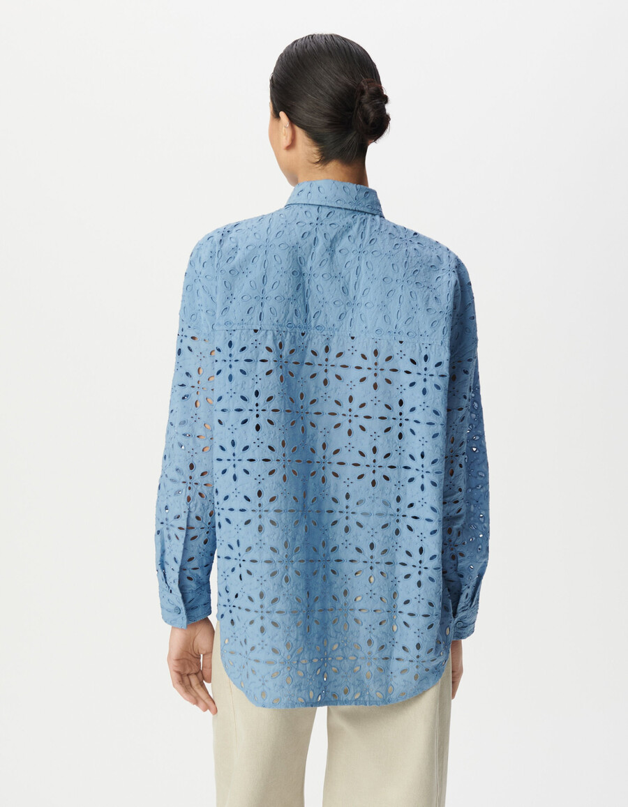 damen-langarmshirt mit blauer lochstickerei