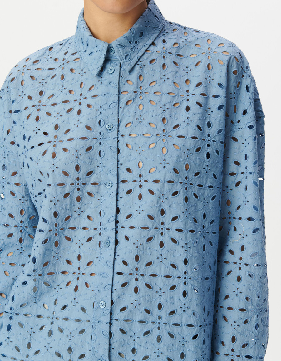 damen-langarmshirt mit blauer lochstickerei