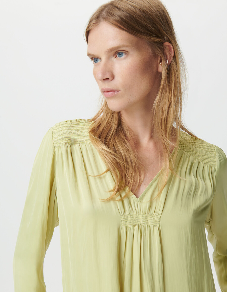 grüne fließende damenbluse mit smock-details