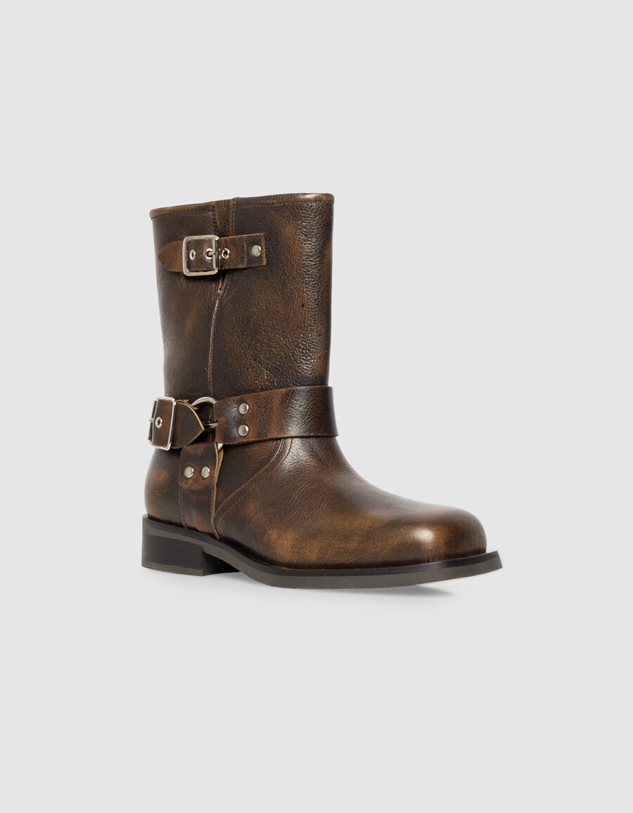 braune bikerstiefel aus leder für damen mit drei schnallen