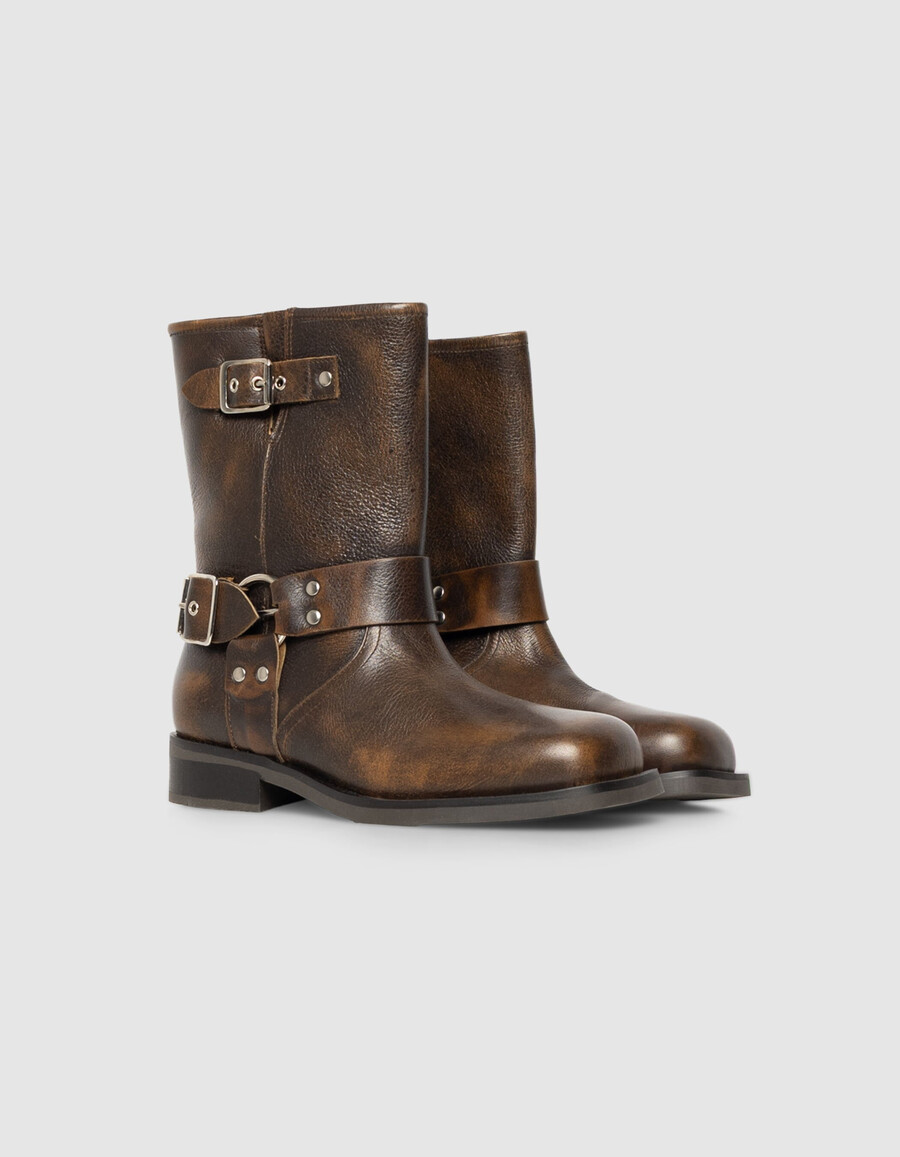 braune bikerstiefel aus leder für damen mit drei schnallen