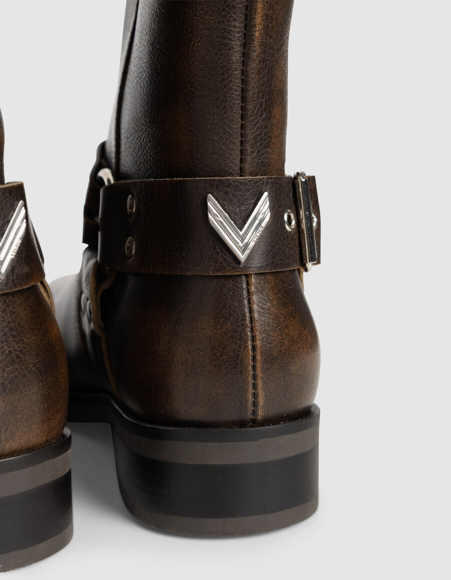 braune bikerstiefel aus leder für damen mit drei schnallen