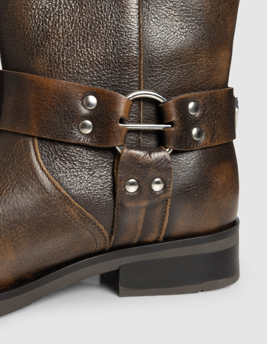 braune bikerstiefel aus leder für damen mit drei schnallen