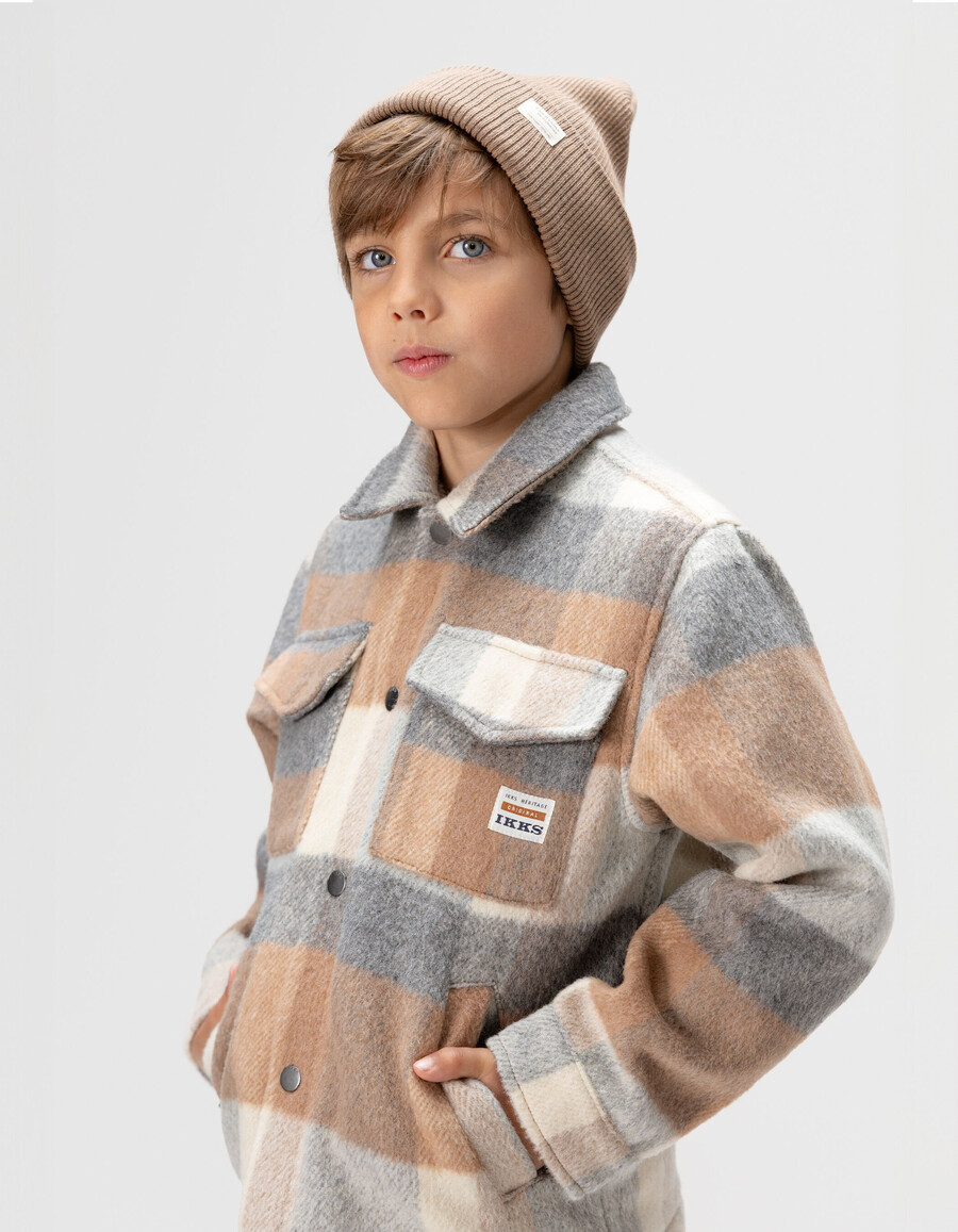 beige karierte jungenjacke aus wollstoff mit fellfutter