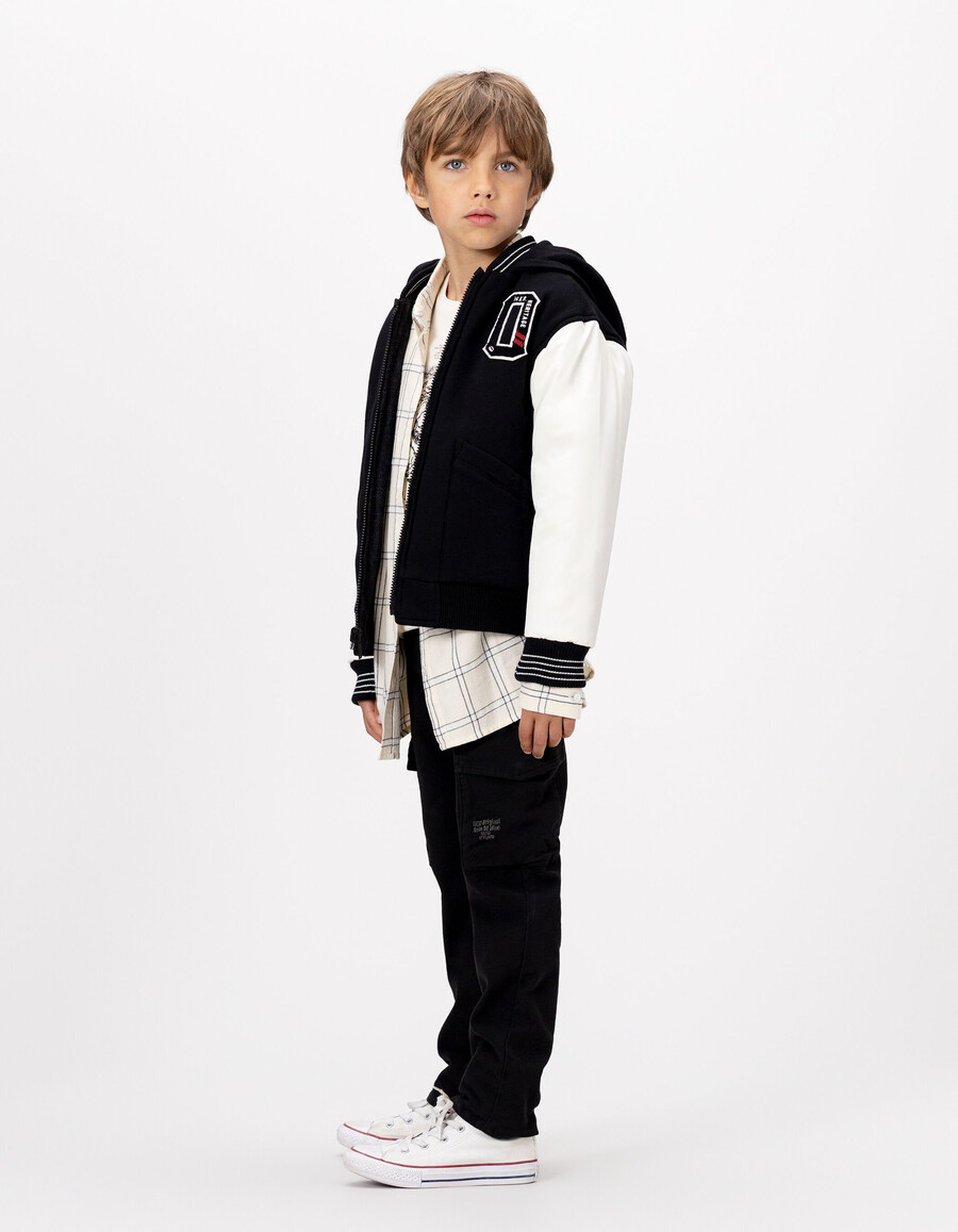 schwarze und graue wendbare collegejacke für jungen