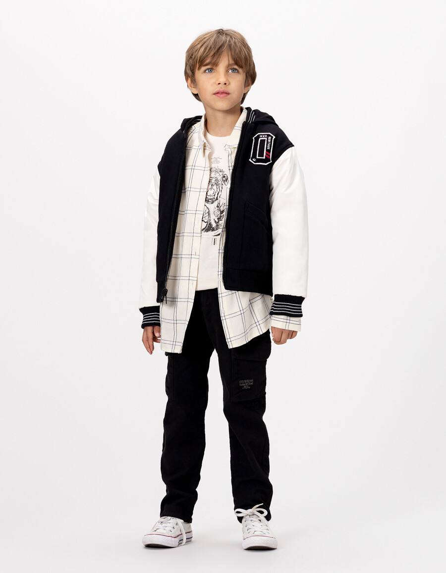 schwarze und graue wendbare collegejacke für jungen