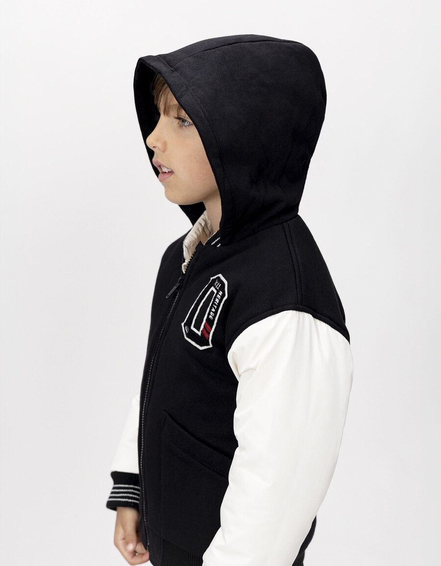 schwarze und graue wendbare collegejacke für jungen