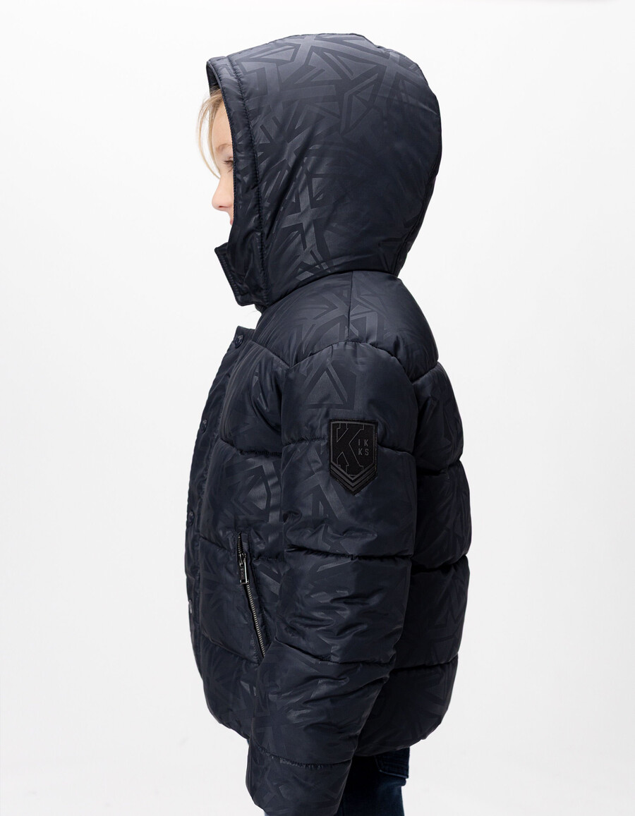 marineblaue steppjacke für jungen mit kapuze und gefüttertem fellmuster