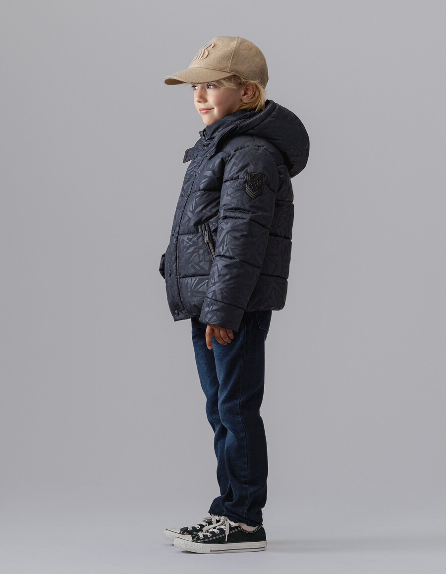 marineblaue steppjacke für jungen mit kapuze und gefüttertem fellmuster