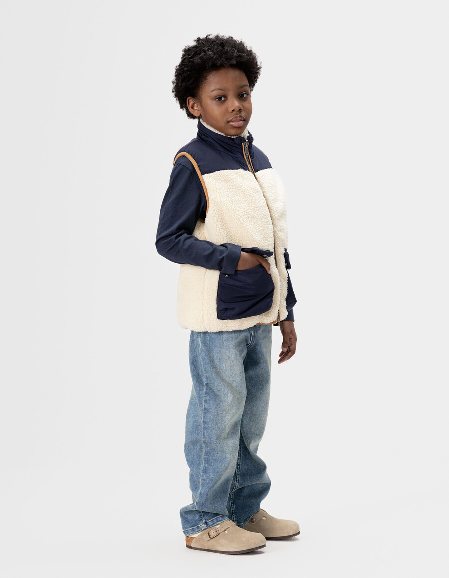 wendbare ärmellose steppjacke für jungen in ecru und marineblau