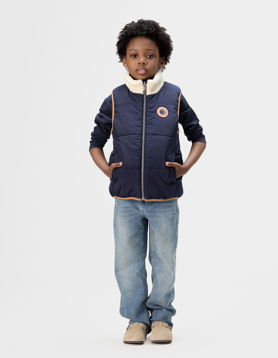 wendbare ärmellose steppjacke für jungen in ecru und marineblau