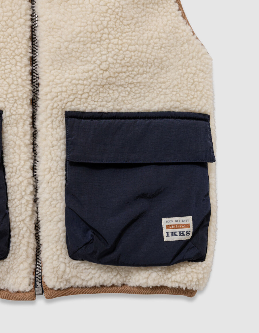 wendbare ärmellose steppjacke für jungen in ecru und marineblau