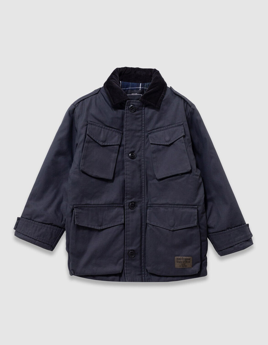 schwarzer jungenparka mit vielen taschen und samtkragen