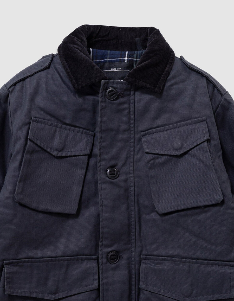 schwarzer jungenparka mit vielen taschen und samtkragen