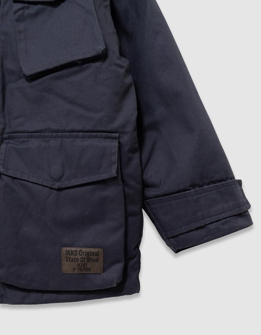 schwarzer jungenparka mit vielen taschen und samtkragen