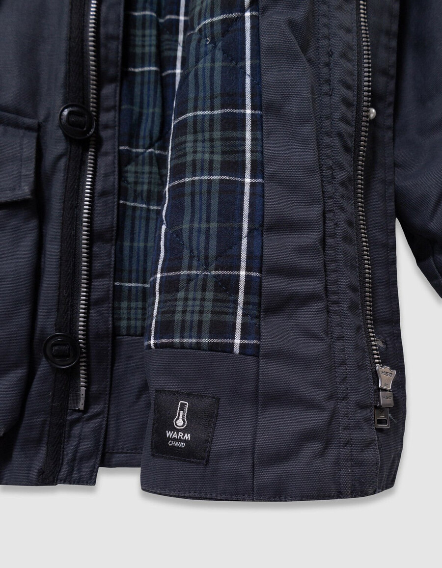schwarzer jungenparka mit vielen taschen und samtkragen