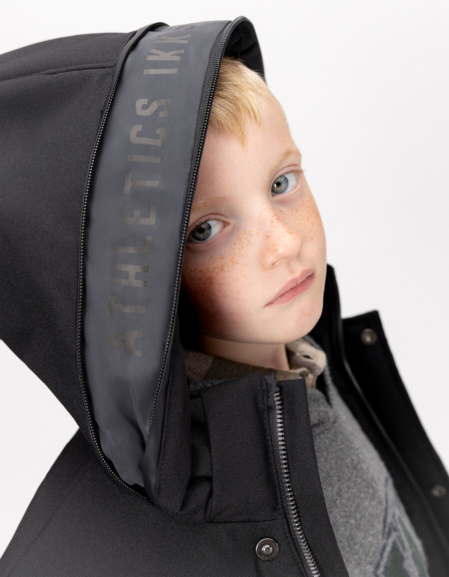 schwarzer gesteppter parka mit kapuze und reißverschluss für jungen