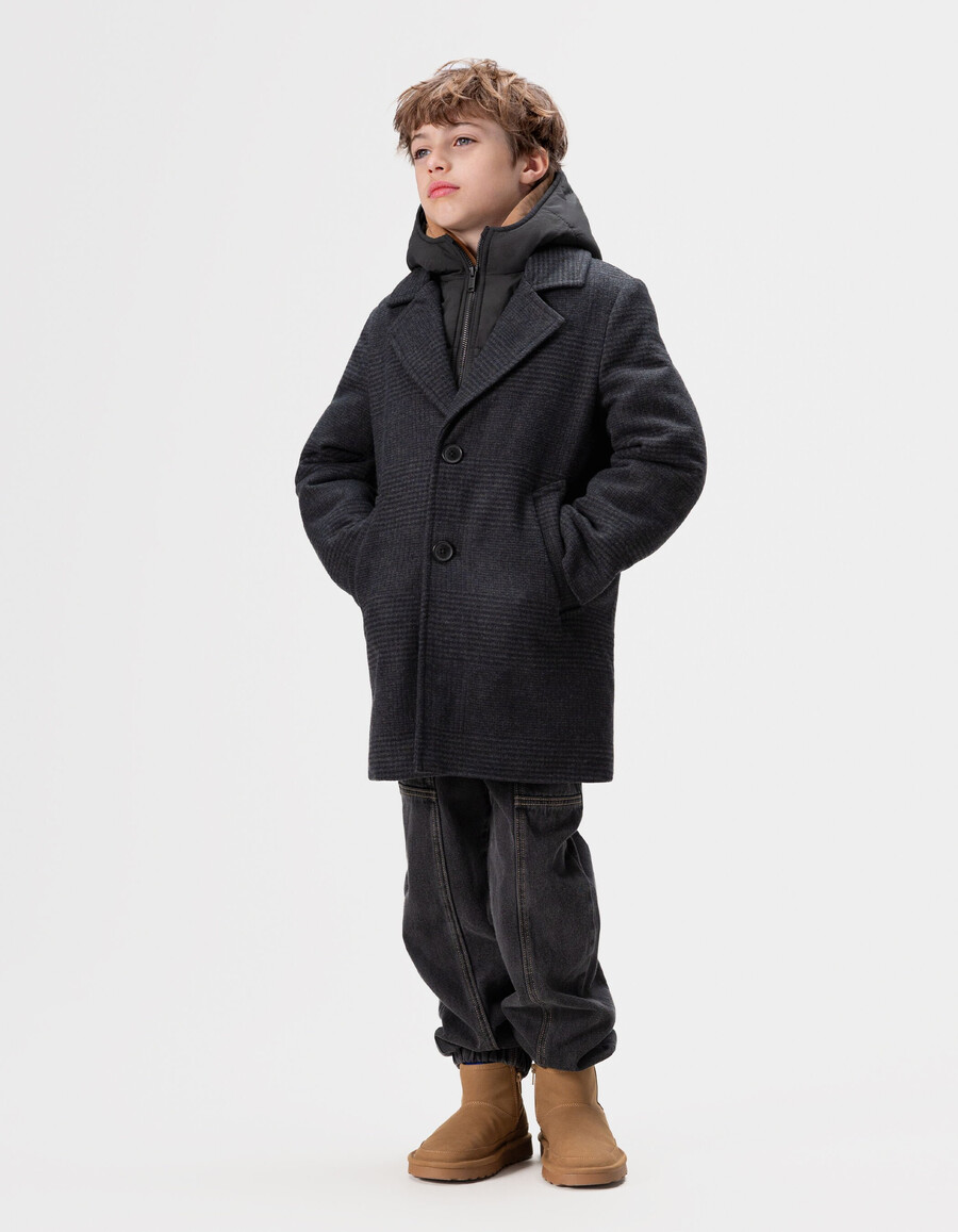 jungen-marineblauer karomantel mit kapuze