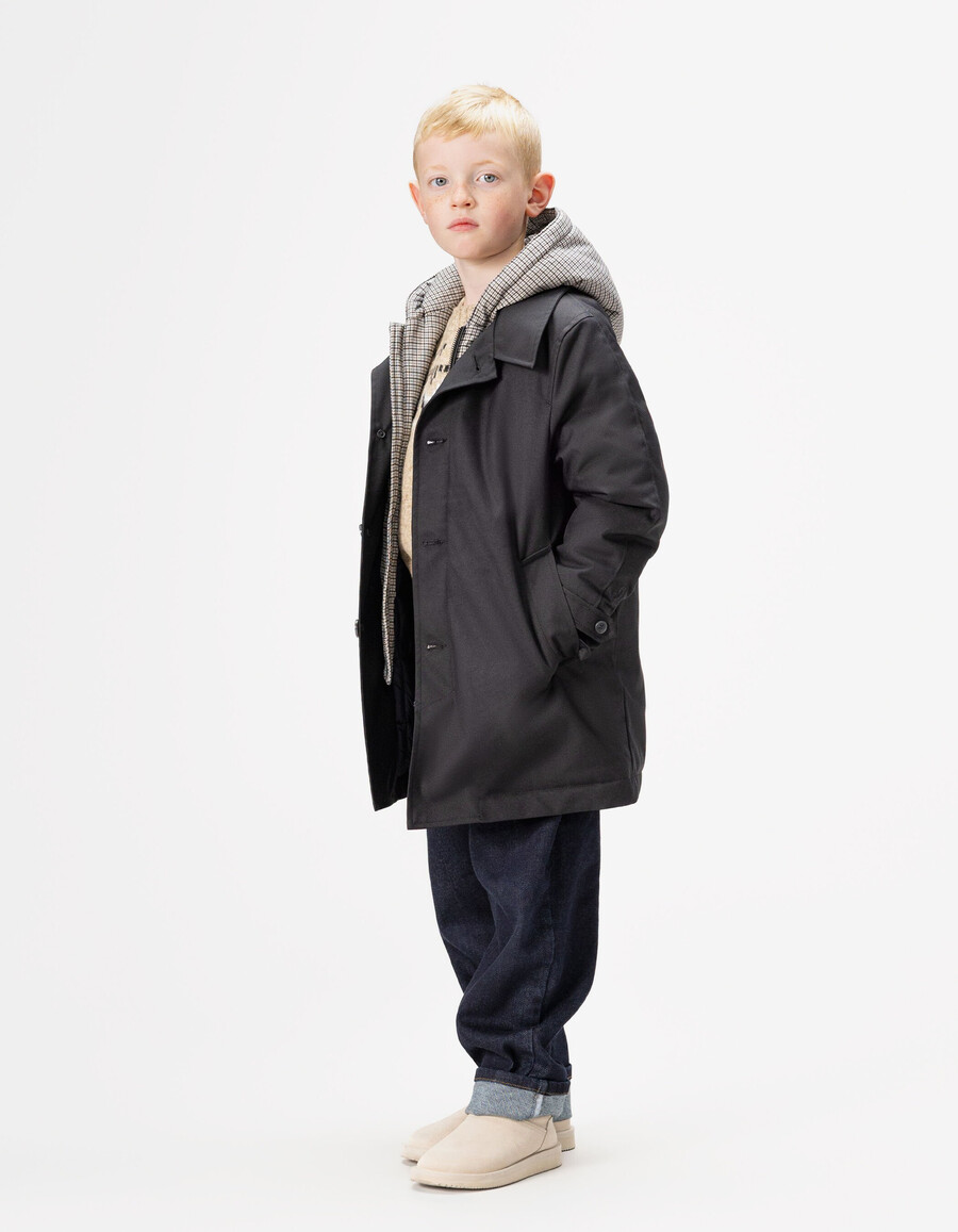 schwarzer trenchcoat für jungen mit karierter kapuze