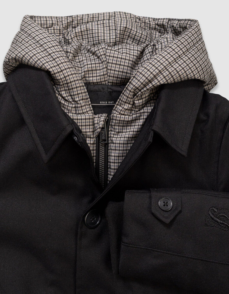 schwarzer trenchcoat für jungen mit karierter kapuze