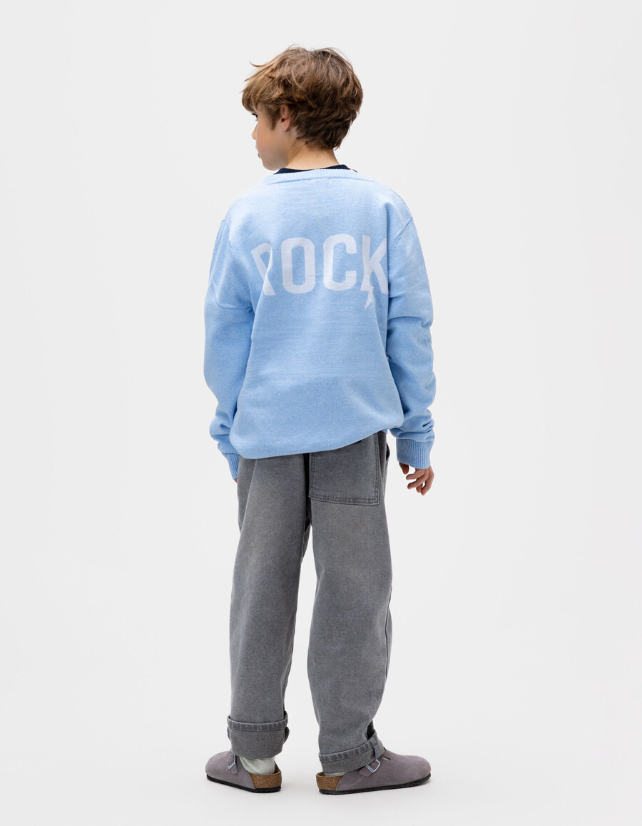 blauer strickpullover mit jacquard-muster und rückenausschnitt für jungen