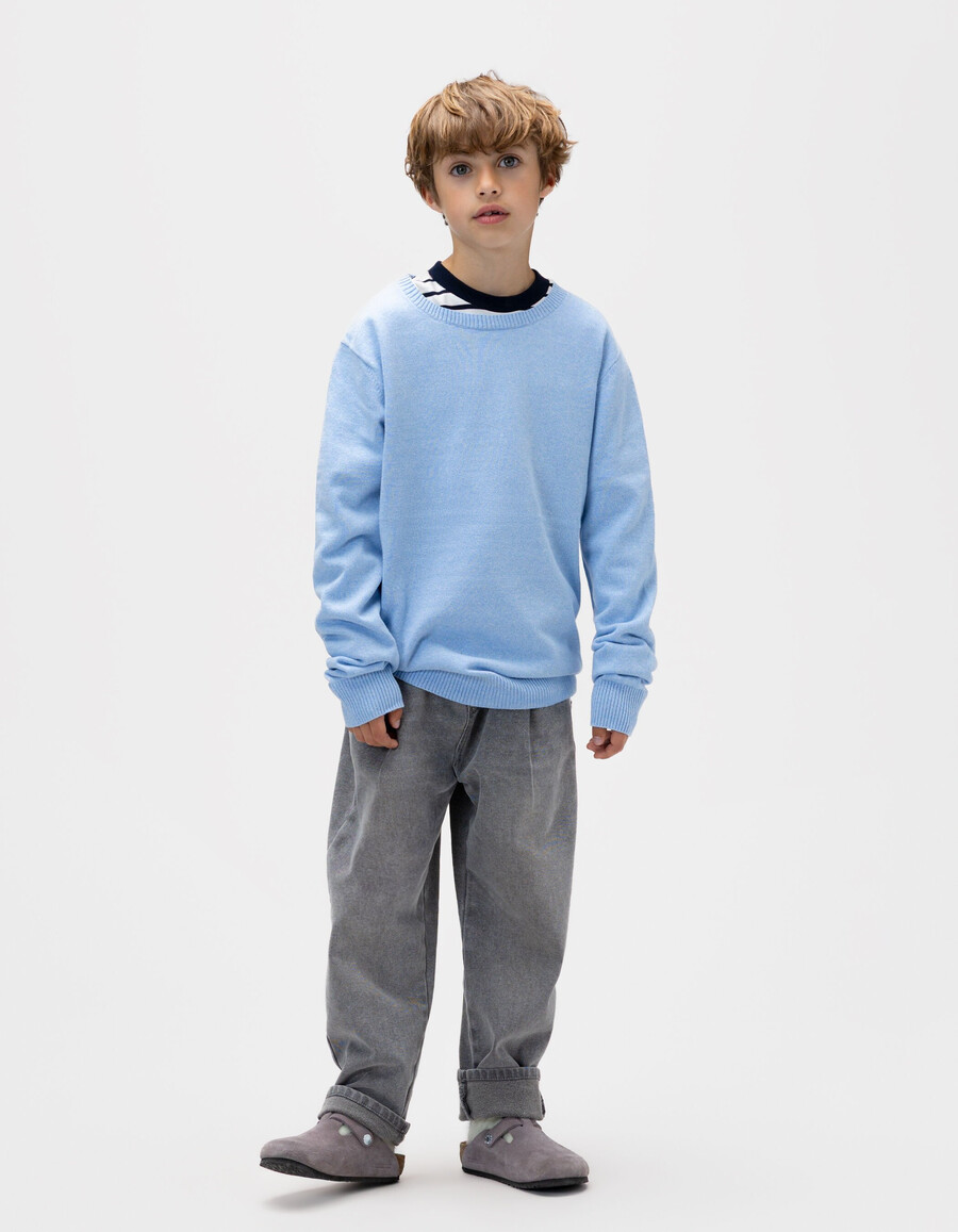 blauer strickpullover mit jacquard-muster und rückenausschnitt für jungen