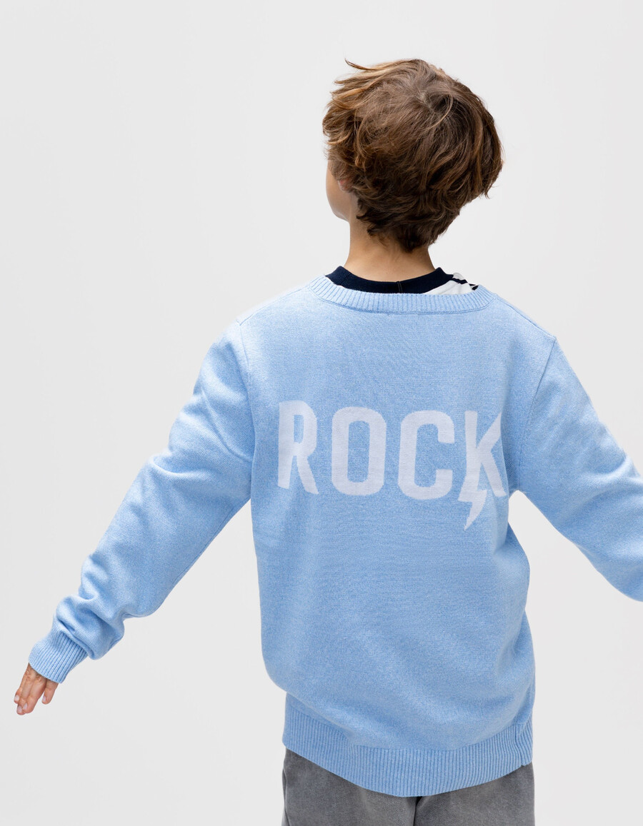 blauer strickpullover mit jacquard-muster und rückenausschnitt für jungen