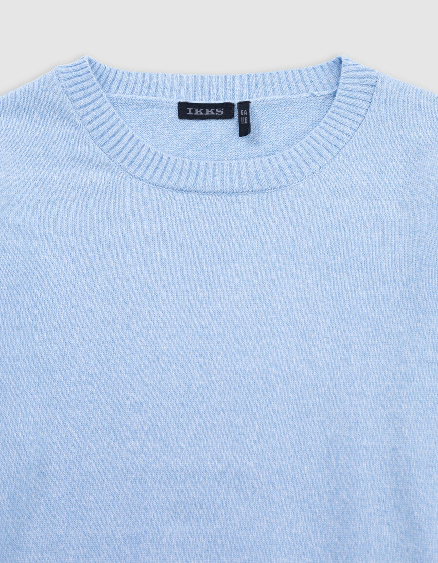 blauer strickpullover mit jacquard-muster und rückenausschnitt für jungen