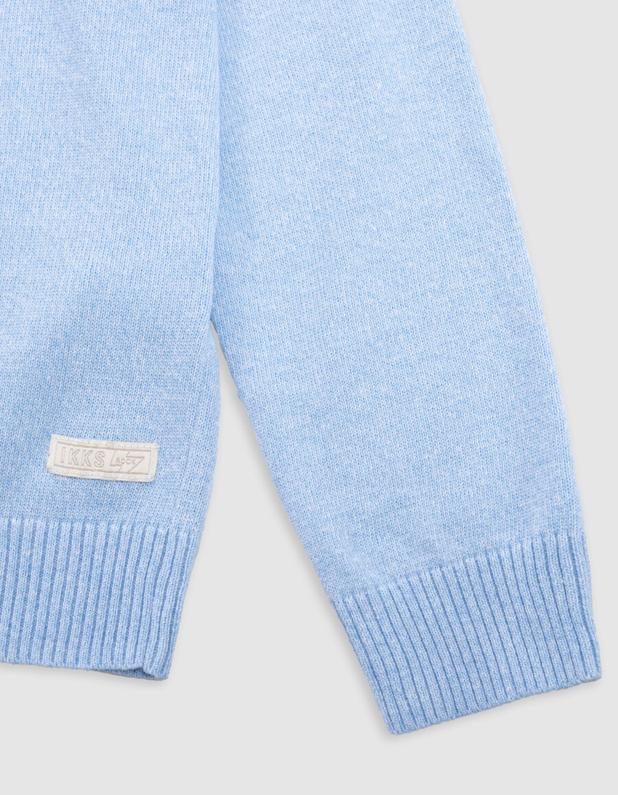 blauer strickpullover mit jacquard-muster und rückenausschnitt für jungen