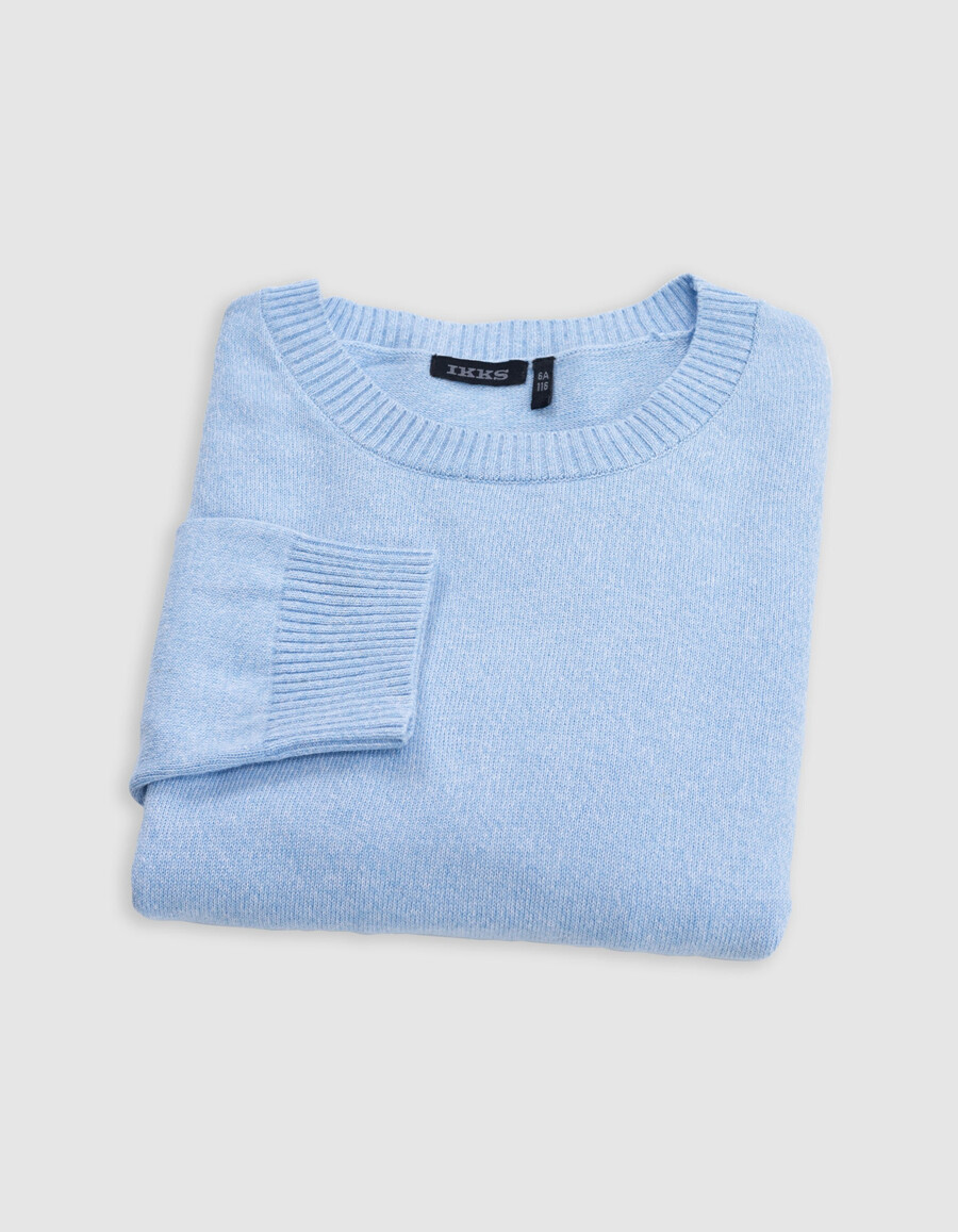 blauer strickpullover mit jacquard-muster und rückenausschnitt für jungen