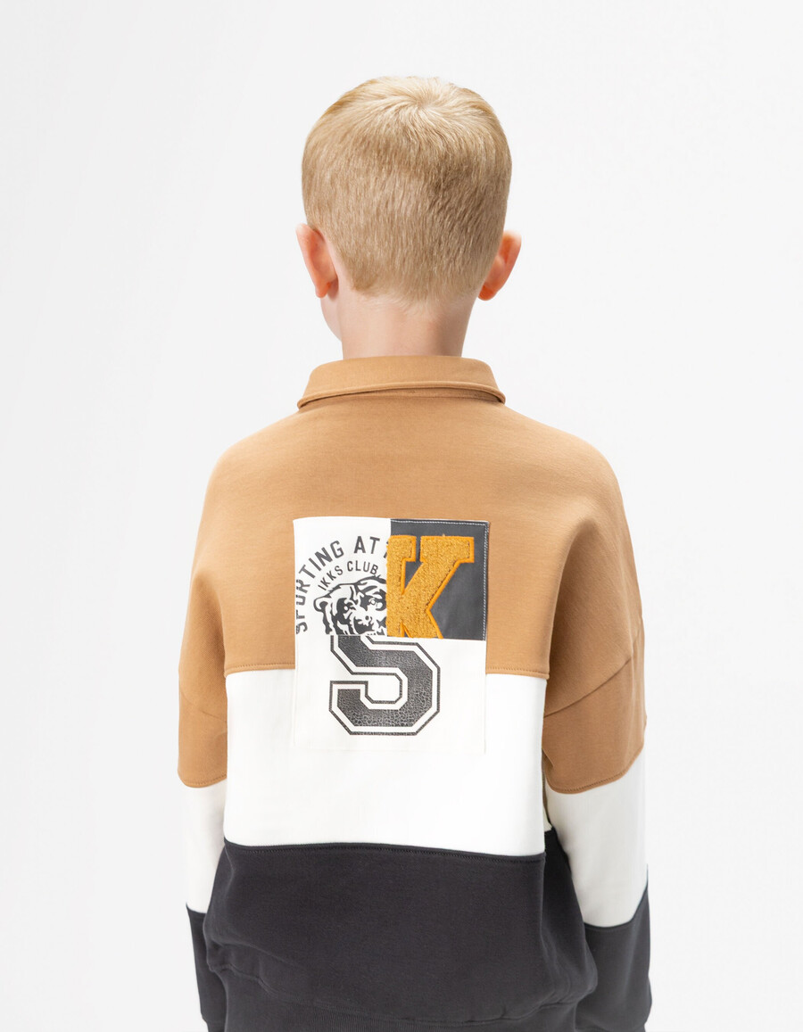polo-sweatshirt für jungen aus bio-baumwolle in kamelecrumarineblau