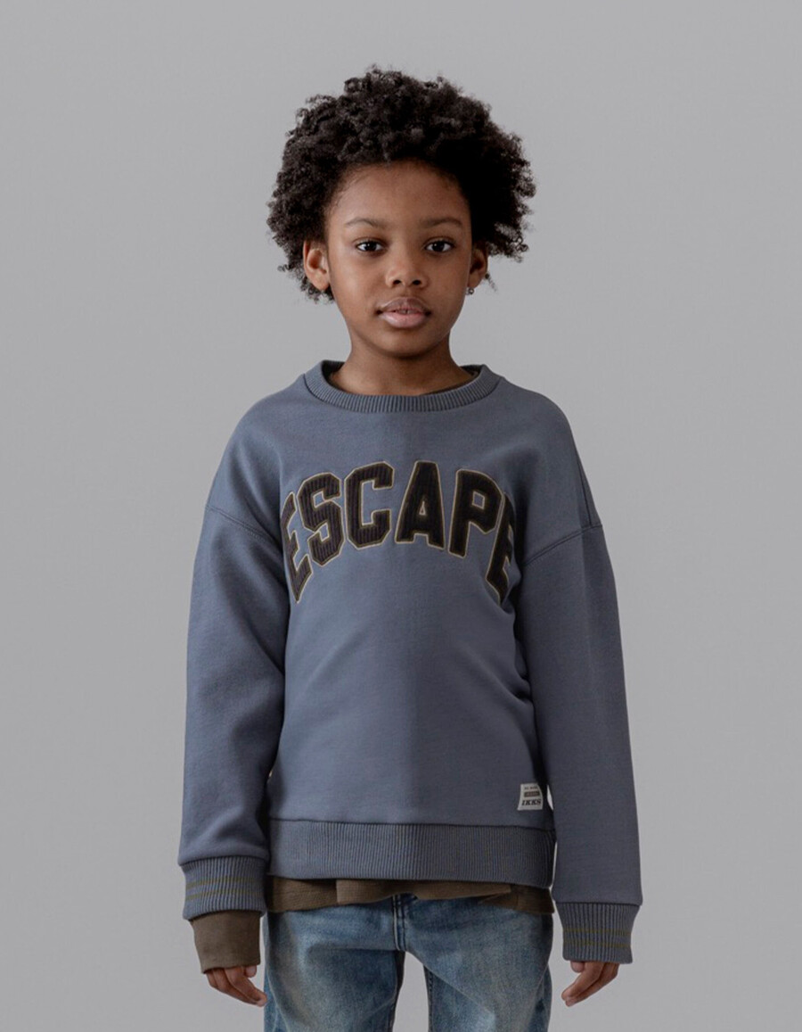 blaues jungen-sweatshirt aus cord mit gesticktem slogan