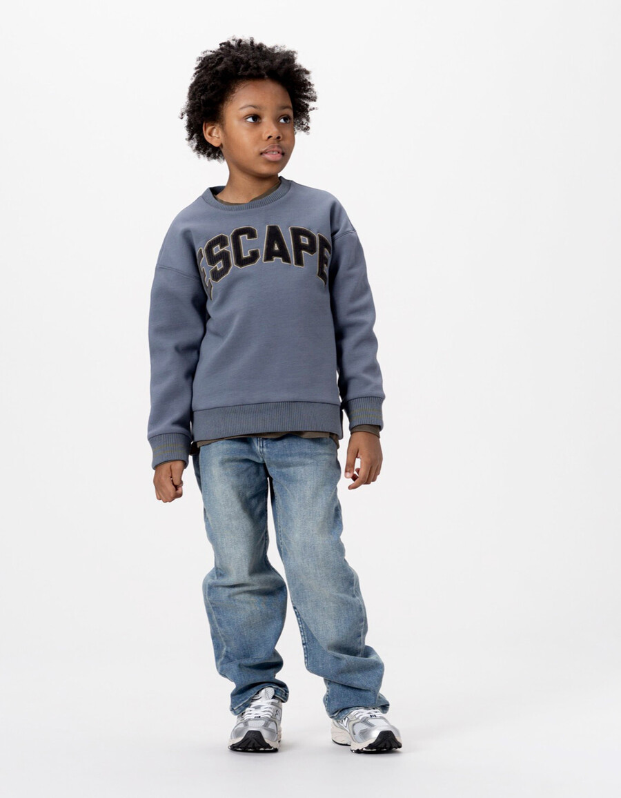 blaues jungen-sweatshirt aus cord mit gesticktem slogan