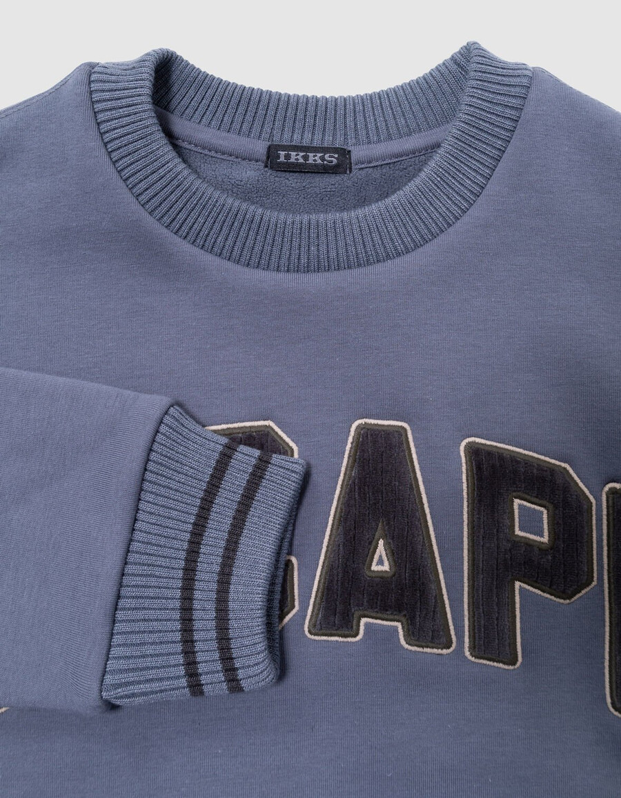 blaues jungen-sweatshirt aus cord mit gesticktem slogan