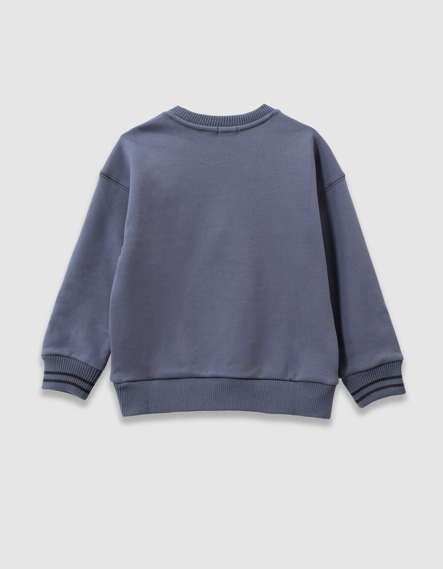 blaues jungen-sweatshirt aus cord mit gesticktem slogan
