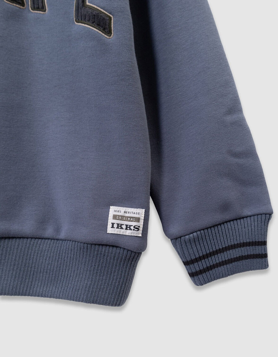 blaues jungen-sweatshirt aus cord mit gesticktem slogan