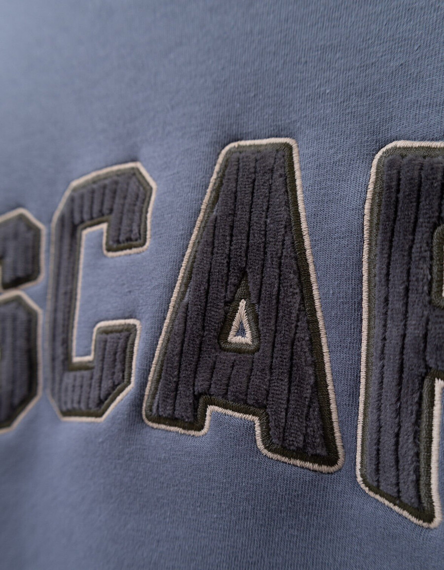blaues jungen-sweatshirt aus cord mit gesticktem slogan