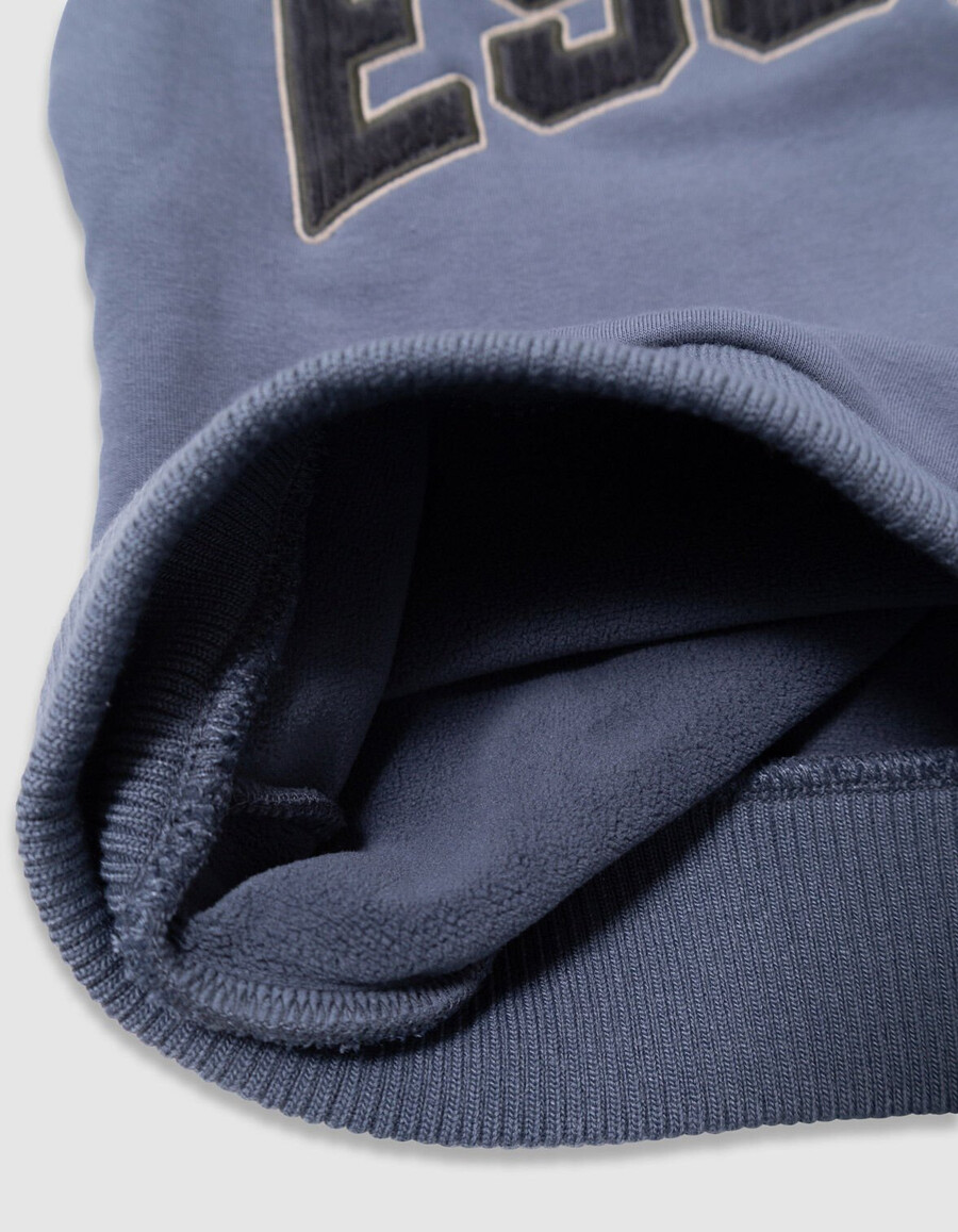 blaues jungen-sweatshirt aus cord mit gesticktem slogan