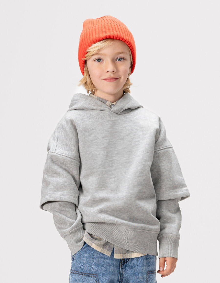 grauer jungen-hoodie mit xl-motiv auf der rückseite