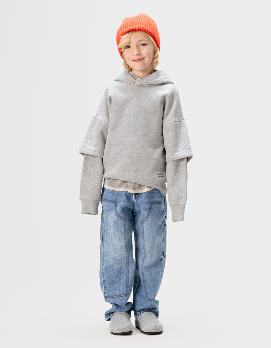 grauer jungen-hoodie mit xl-motiv auf der rückseite
