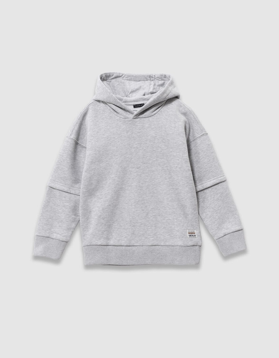 grauer jungen-hoodie mit xl-motiv auf der rückseite