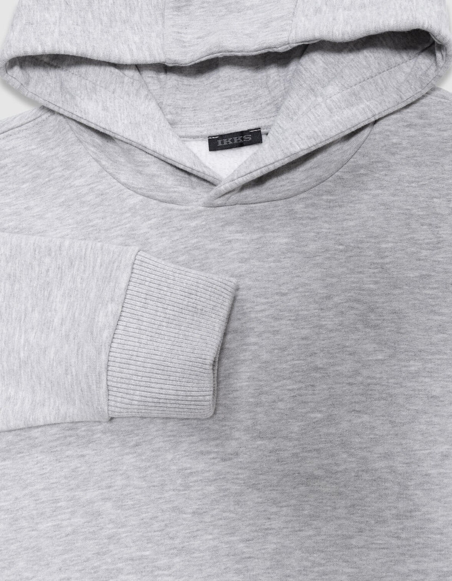 grauer jungen-hoodie mit xl-motiv auf der rückseite