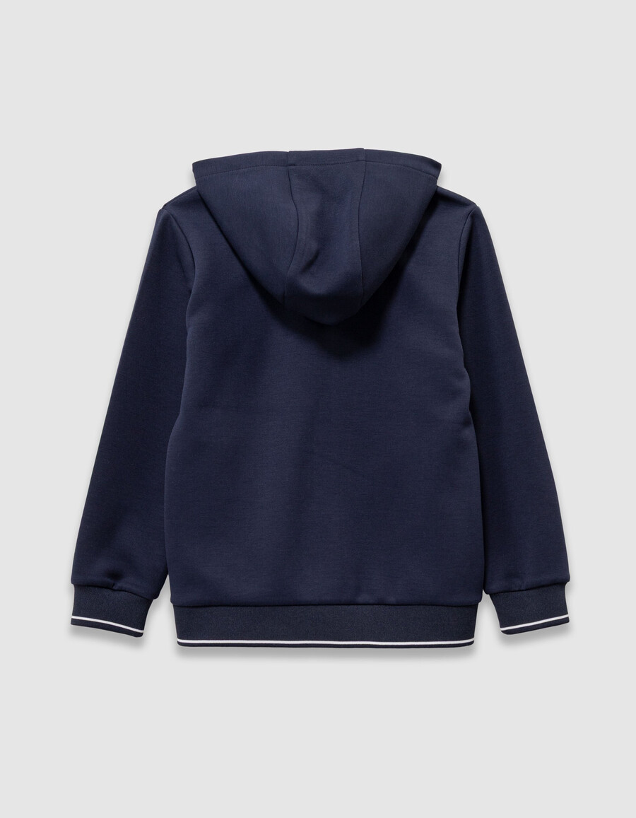 jungen-strickjacke mit kapuze und reißverschluss in marineblau mit reißverschluss-schriftzug