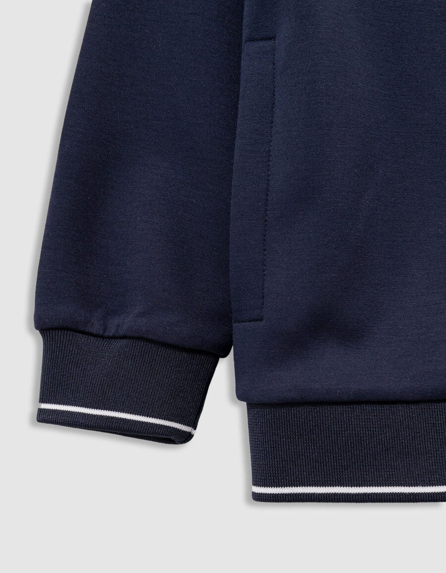 jungen-strickjacke mit kapuze und reißverschluss in marineblau mit reißverschluss-schriftzug