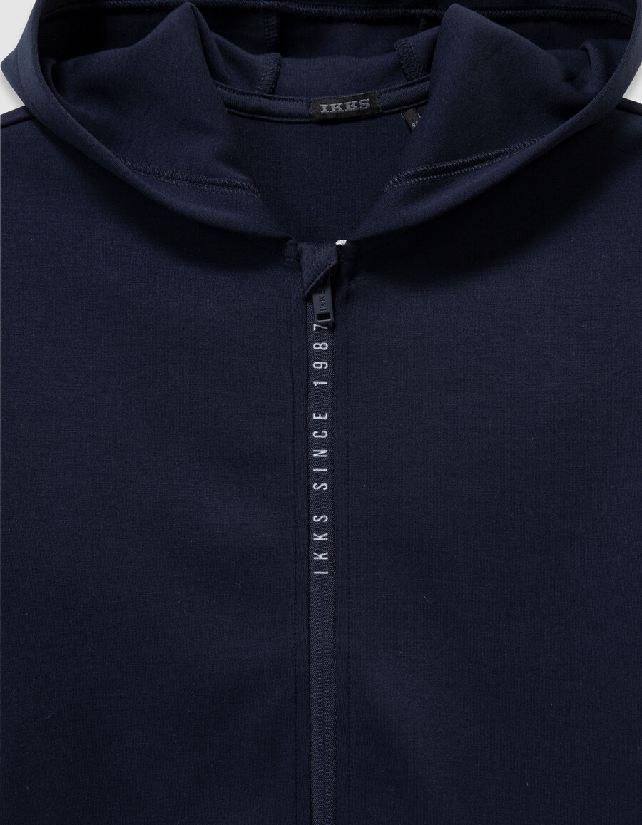 jungen-strickjacke mit kapuze und reißverschluss in marineblau mit reißverschluss-schriftzug