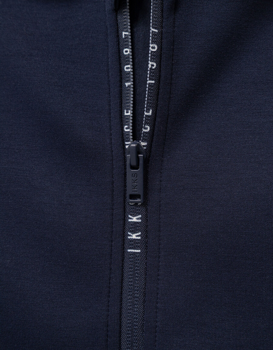 jungen-strickjacke mit kapuze und reißverschluss in marineblau mit reißverschluss-schriftzug