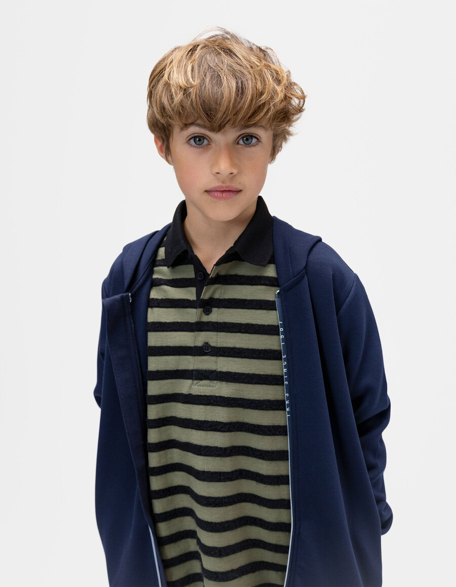 jungen-strickjacke mit kapuze und reißverschluss in marineblau mit reißverschluss-schriftzug