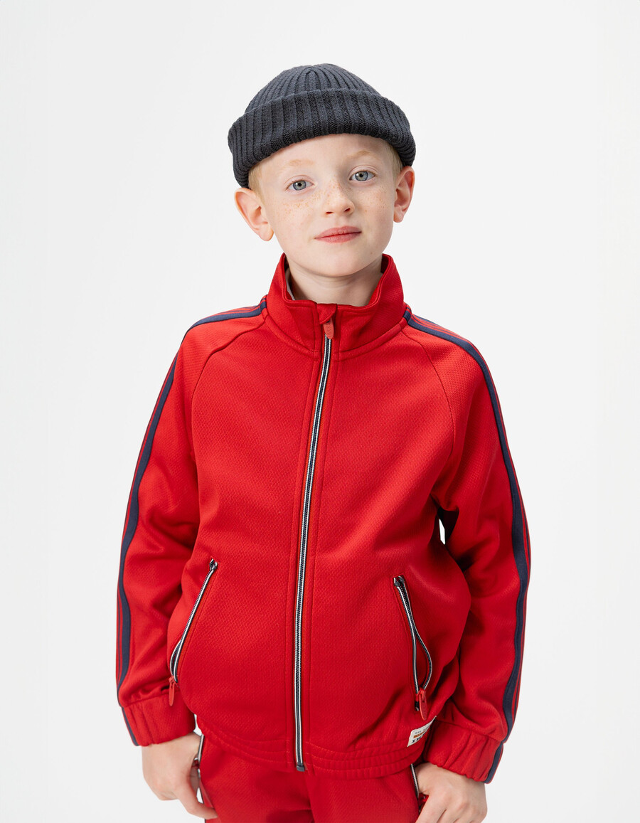 rote strickjacke mit reißverschluss und marineblauen streifen für jungen